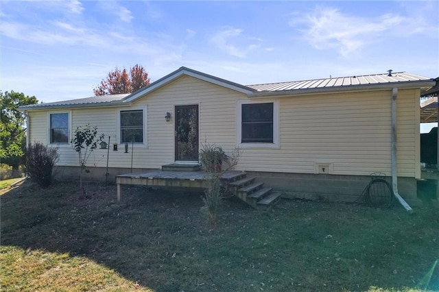 manufactured / mobile home featuring a front lawn