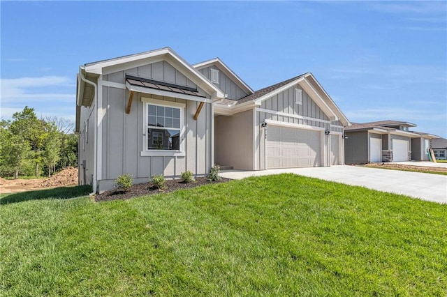 view of front facade featuring a front lawn and a garage