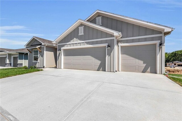 view of front facade featuring a garage