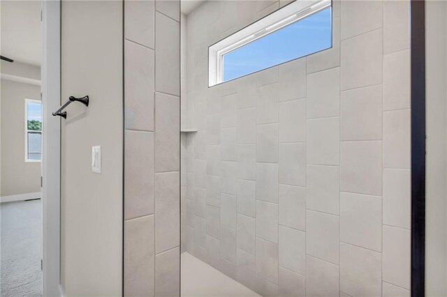 bathroom featuring a tile shower