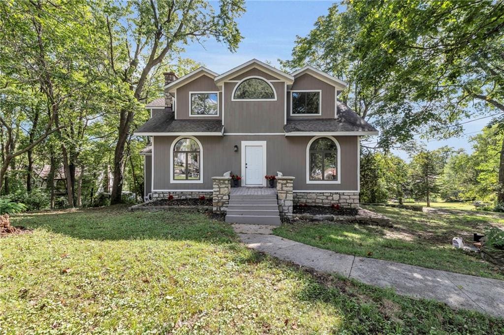 view of front of house featuring a front yard