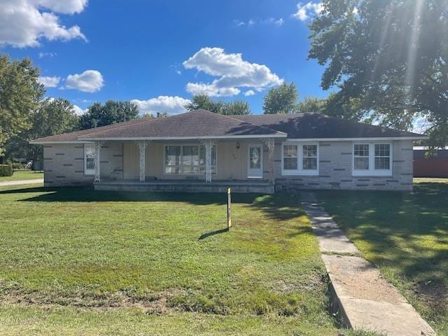 single story home with a front lawn