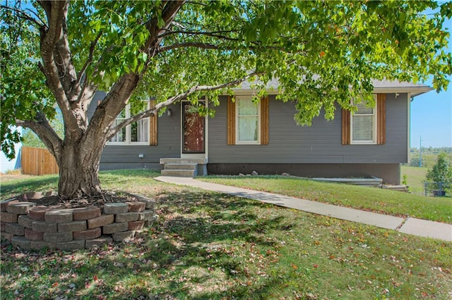 view of front facade featuring a front yard