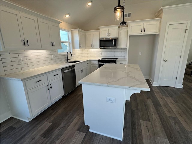 kitchen featuring stainless steel appliances, a sink, white cabinets, a center island, and dark wood-style flooring