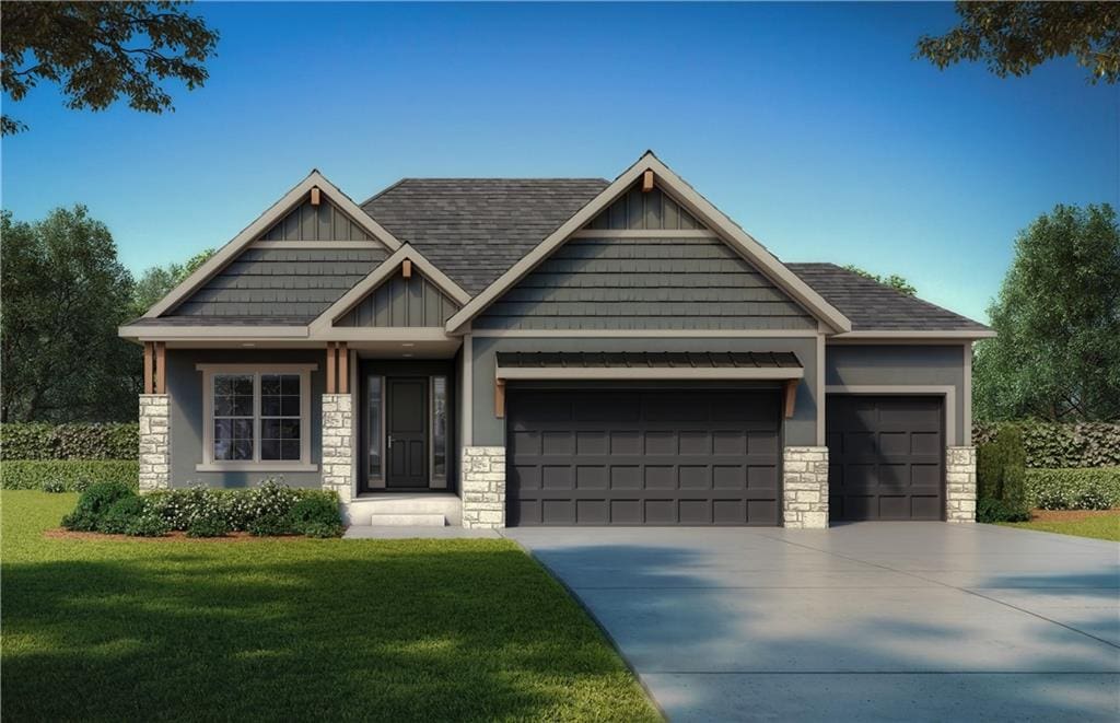 craftsman house featuring a front lawn and a garage