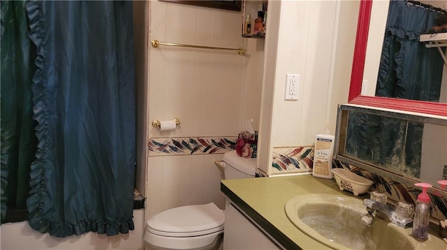 bathroom featuring a shower with shower curtain, vanity, and toilet