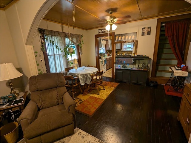 living room featuring hardwood / wood-style flooring and ceiling fan