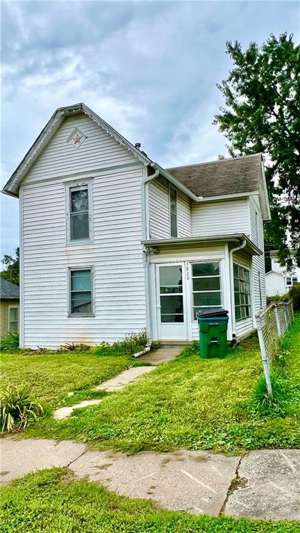 view of front of house with a front yard