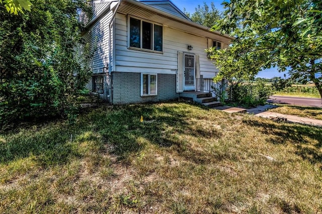 split foyer home with a front yard