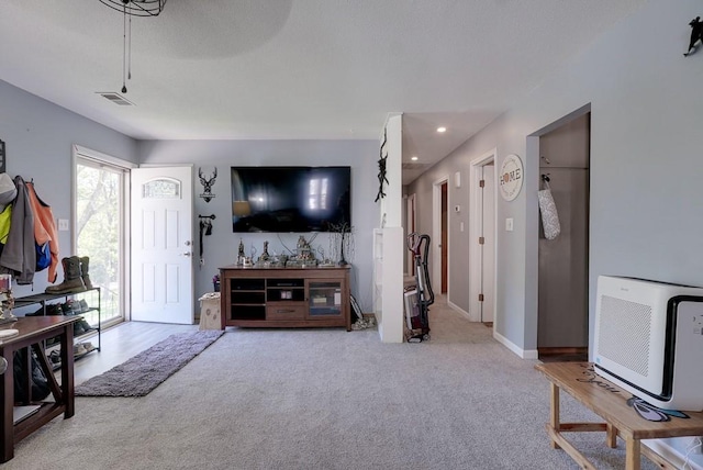 living area with carpet, heating unit, recessed lighting, visible vents, and baseboards