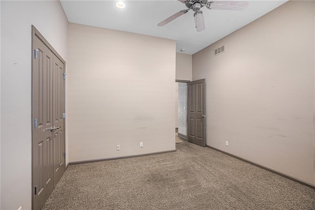 unfurnished room featuring ceiling fan and carpet