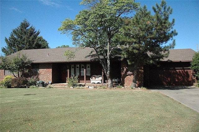 ranch-style house featuring a front lawn