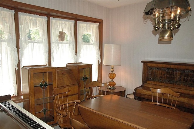 sitting room with a notable chandelier