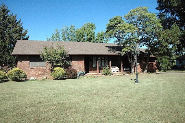 single story home featuring a front yard