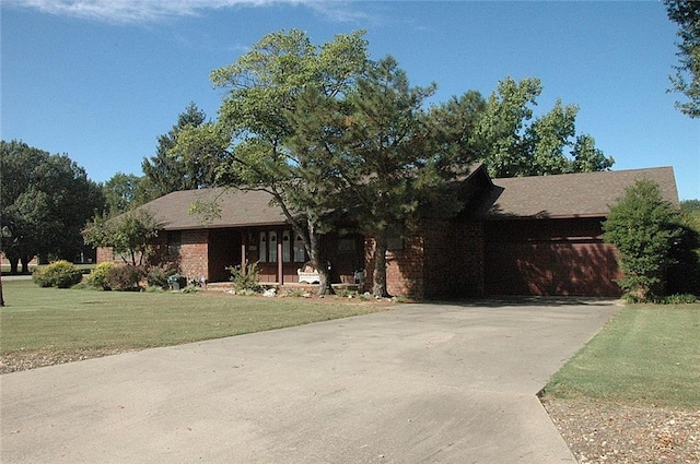 view of front facade featuring a front lawn