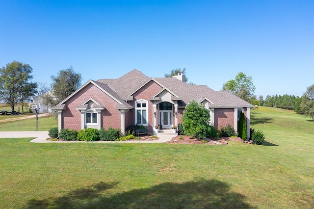 view of front of property with a front yard