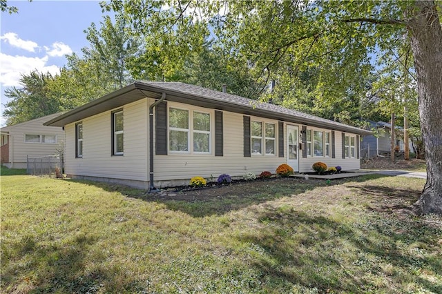 ranch-style home with a front yard