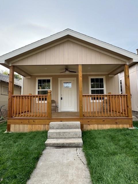 view of front of property with a front lawn, ceiling fan, and a porch