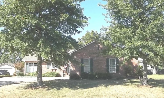 view of front of home featuring a garage and a front lawn