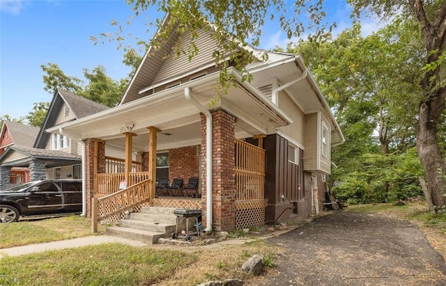 view of front property featuring a porch