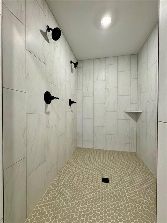 bathroom featuring a tile shower