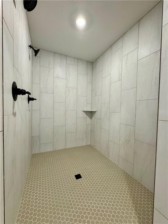 bathroom featuring a tile shower