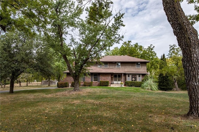 view of front of property featuring a front yard