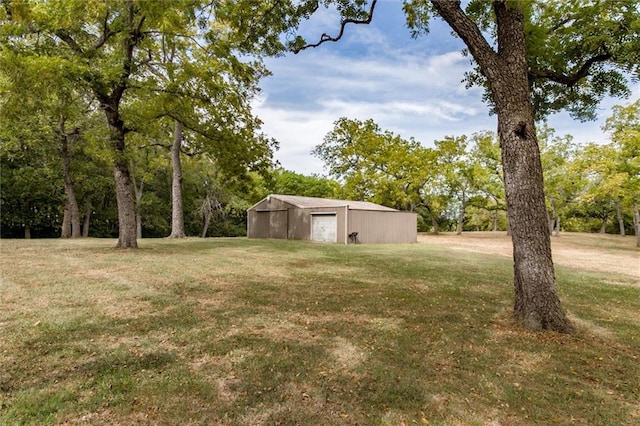 view of yard featuring an outdoor structure