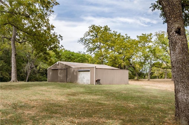 view of yard featuring an outdoor structure and a garage