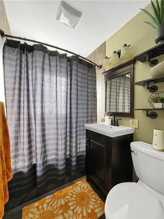 bathroom with a shower with curtain, vanity, and toilet