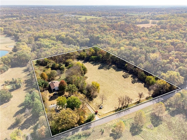 birds eye view of property featuring a forest view