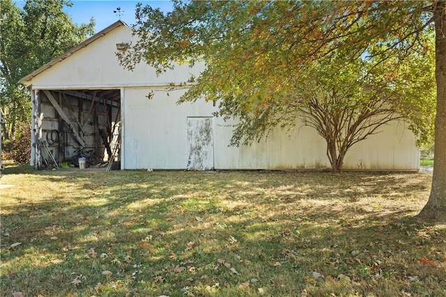 view of pole building featuring a yard