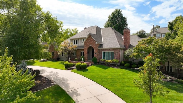 view of front of property featuring a front lawn