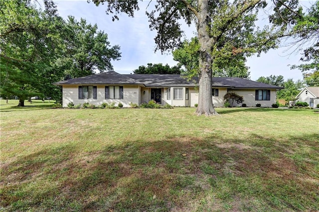 single story home featuring a front lawn