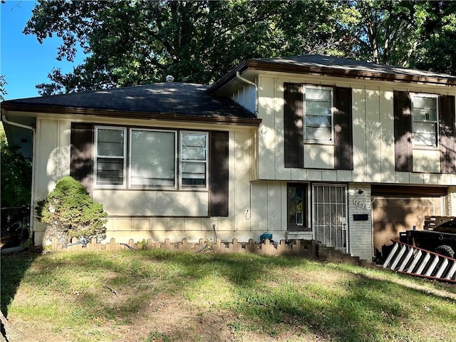 view of front of home with a front lawn