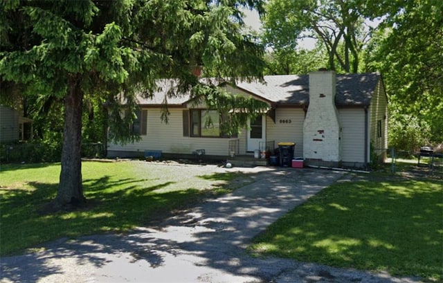 view of front facade featuring a front lawn