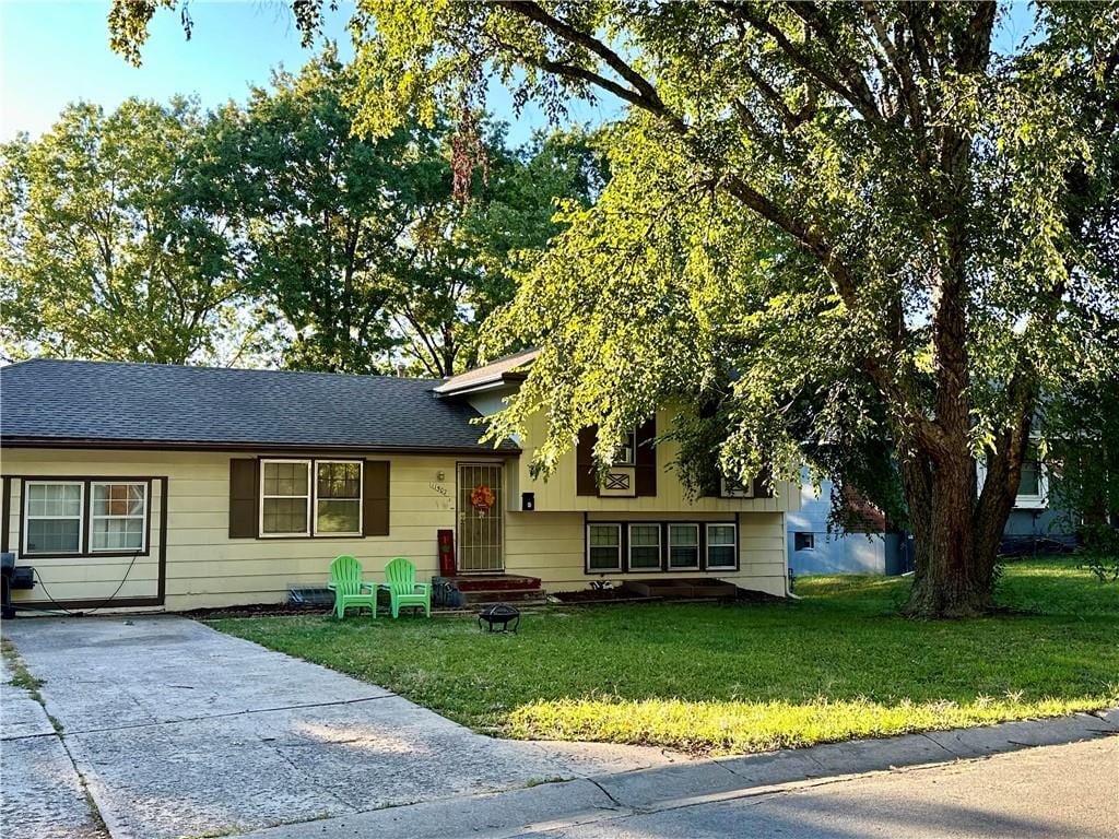 split level home with a front lawn