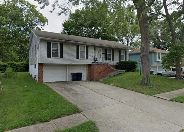 view of front of property featuring a front yard and a garage