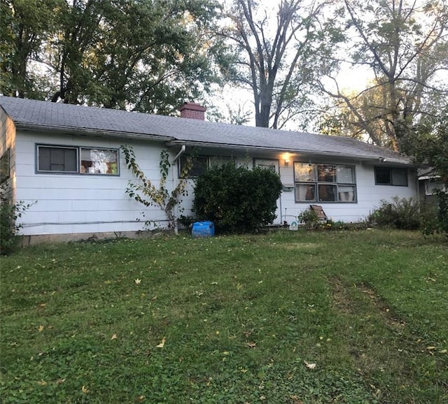 single story home with a front lawn