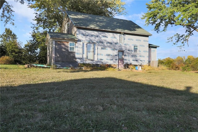 view of side of property featuring a lawn