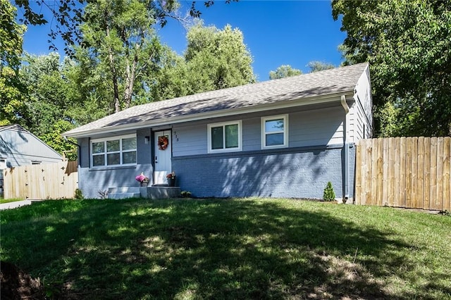 view of front of home featuring a front yard