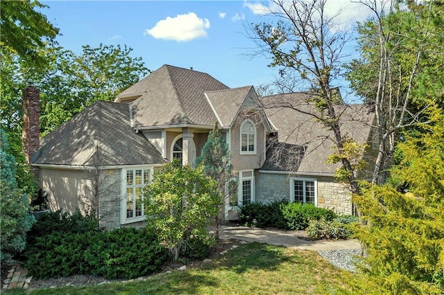 view of front of property with a front yard