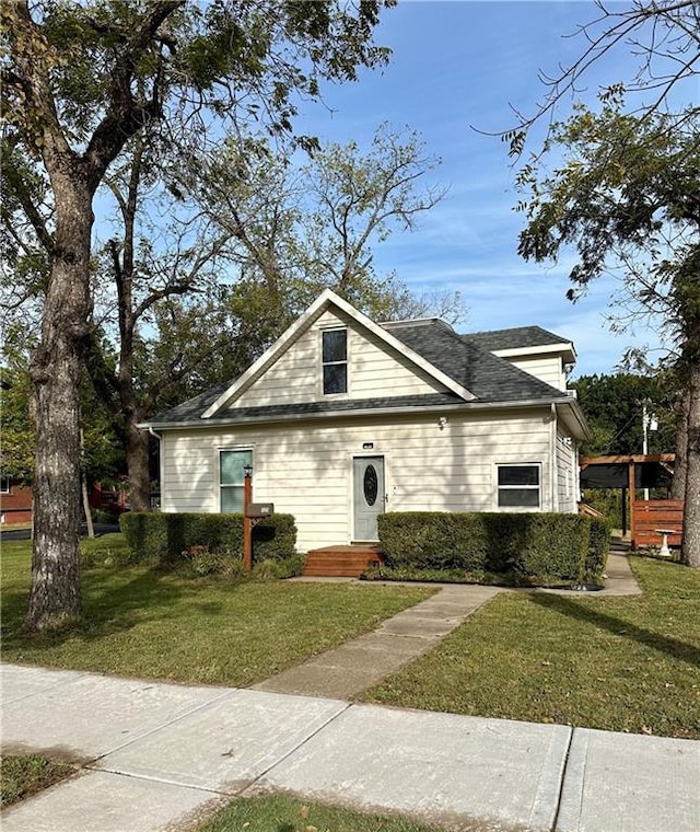 view of front facade featuring a front yard