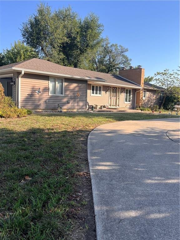 view of front of home featuring a front lawn