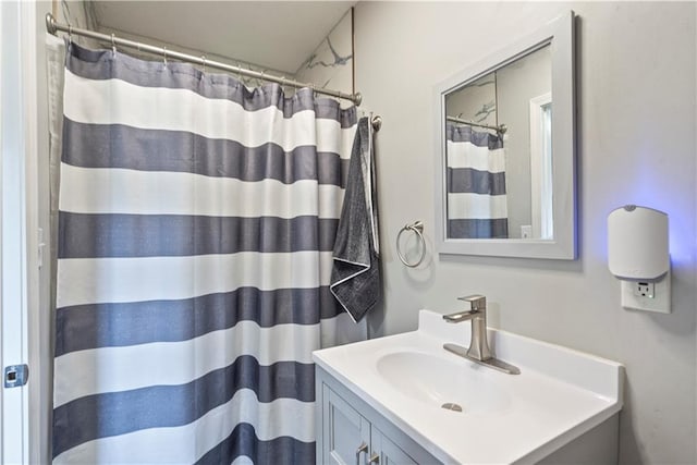 bathroom featuring a shower with curtain and vanity