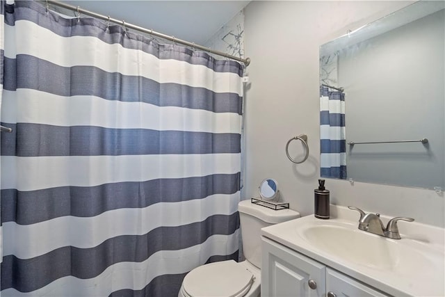 bathroom featuring a shower with curtain, vanity, and toilet