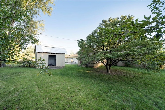 view of yard featuring an outdoor structure