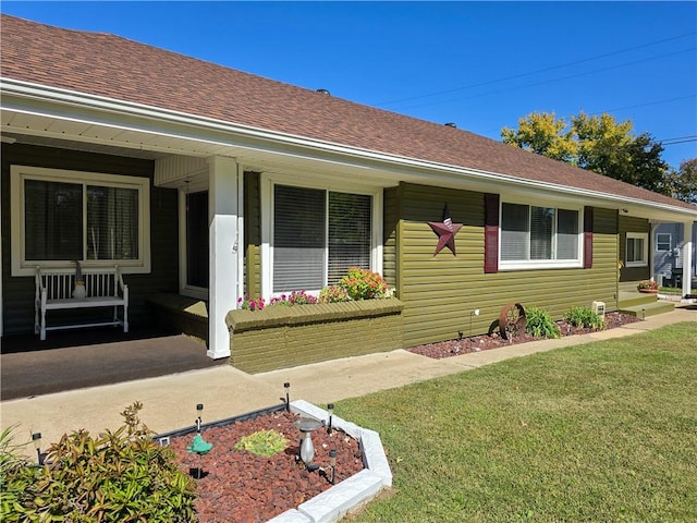 ranch-style house featuring a front lawn and covered porch