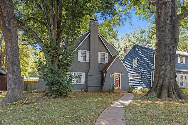 view of front facade featuring a front lawn