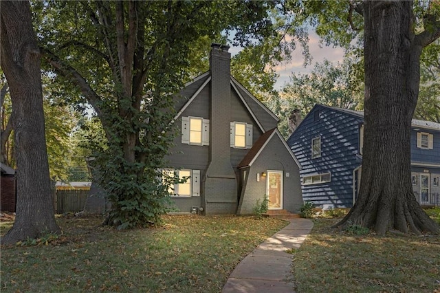 view of front of house featuring a lawn